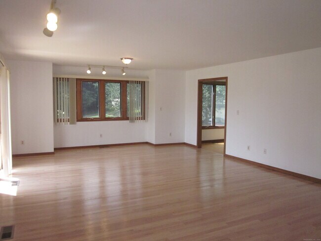 Building Photo - 690 Forest Rd