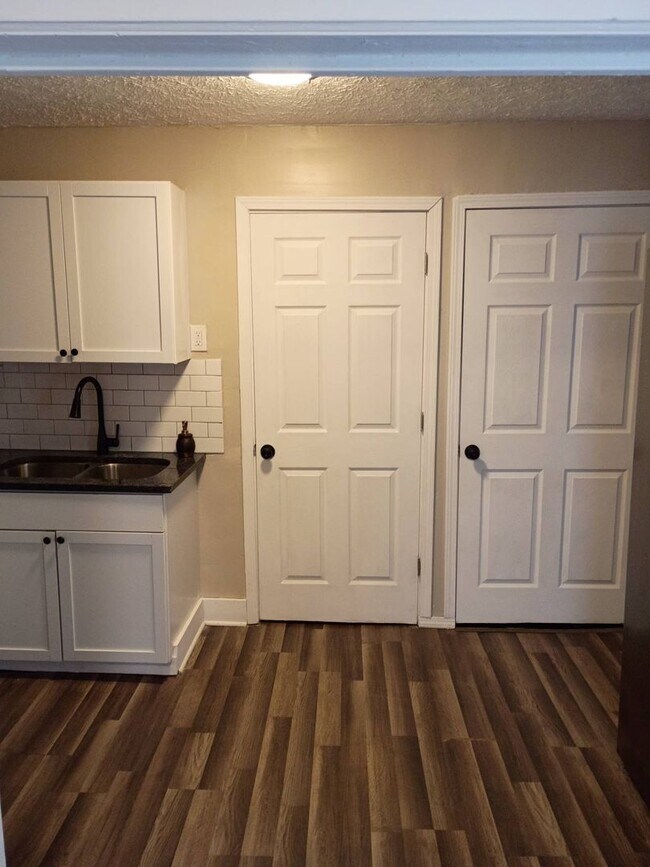 Building Photo - Charming 3 - Bedroom Property in Prime Location