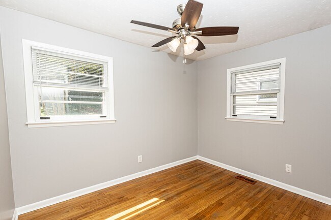 Building Photo - Charming 2-Bed, 1-Bath House in Prime Sout...