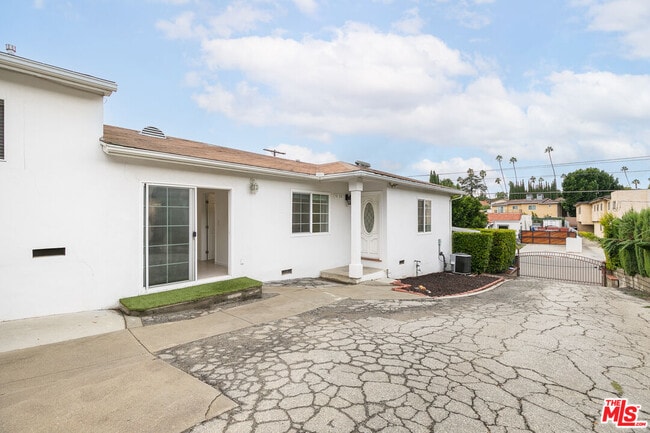 Primary Photo - 5130 Templeton St