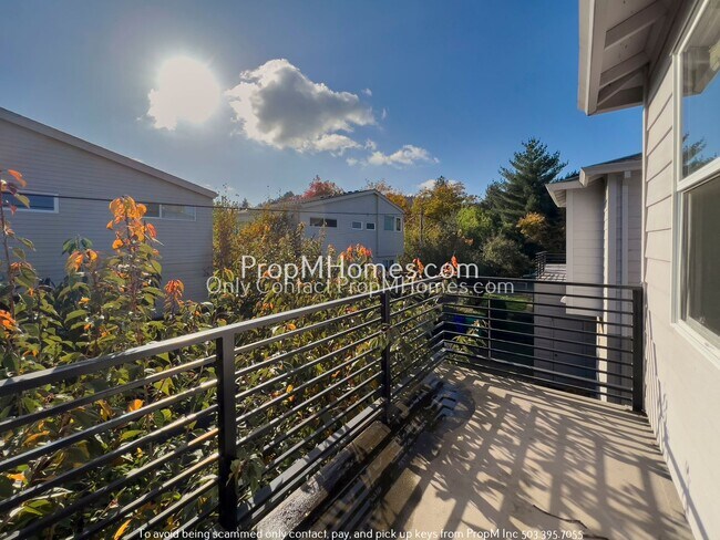 Building Photo - Enchanting 2-Bedroom Gem in SE Portland - End Unit!