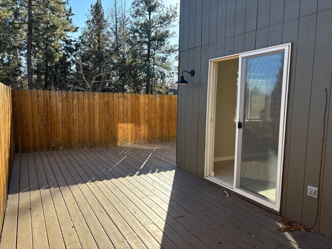 Building Photo - 3 BR/2.5 BA Townhouse