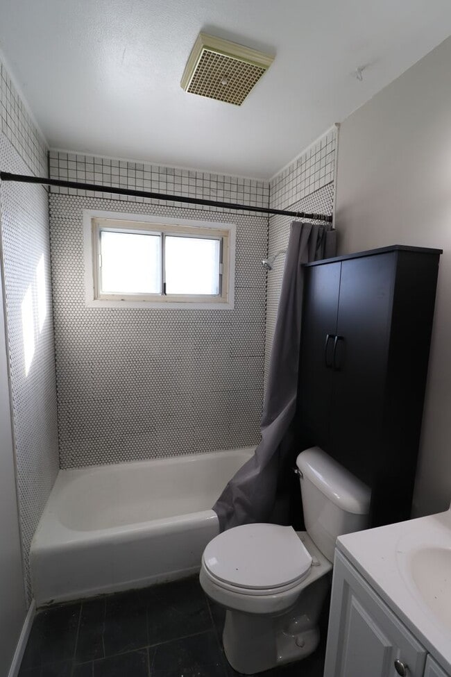 Building Photo - Charming 3 bedroom home on Corner Lot!