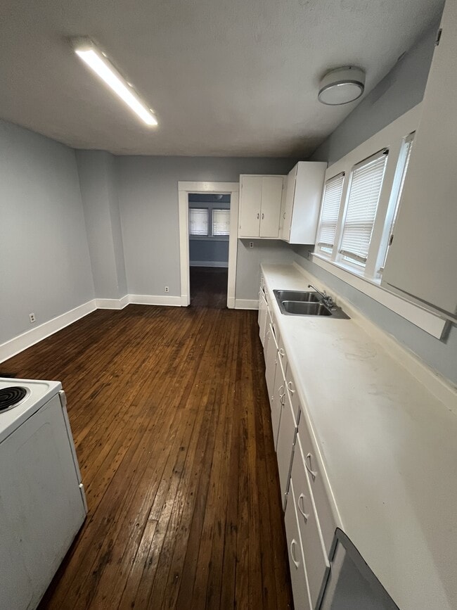 Building Photo - 735 W 3rd St