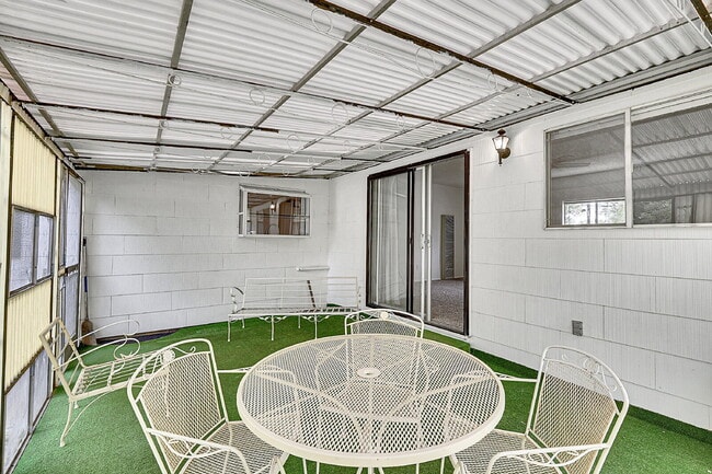 Building Photo - $3,500- Location! 2 Bed 2.5 Bath 2 Non-Con...
