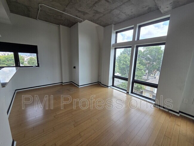 Building Photo - 1101 18th Ave S
