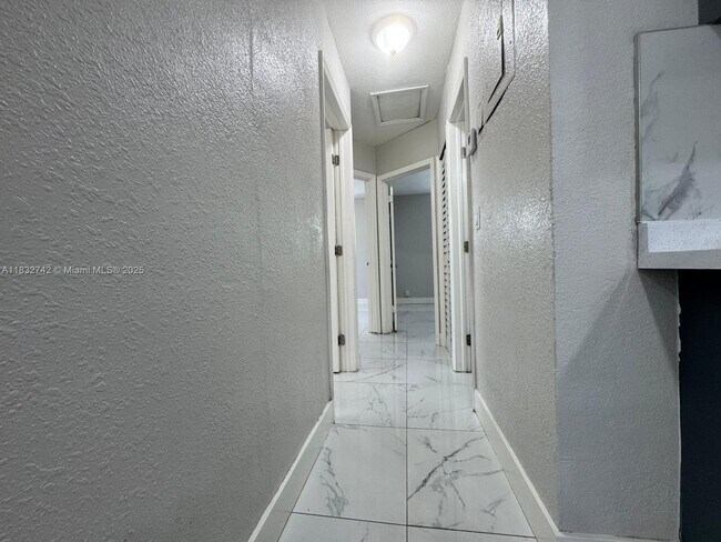 Building Photo - 437 NW 17th Ave