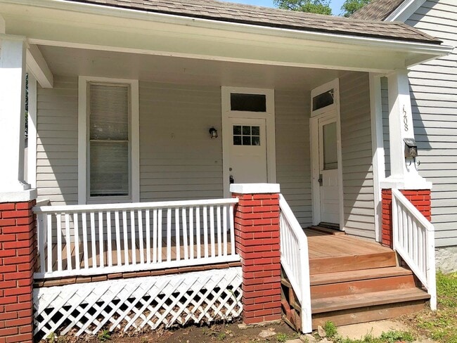 Building Photo - Now Available!! 1 Bed, 1 Bath House - BONUS ROOM!!