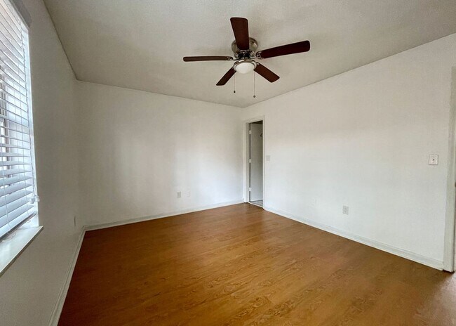 Building Photo - Available 7/1. 2 BR/2 BA in a FANTASTIC Lo...