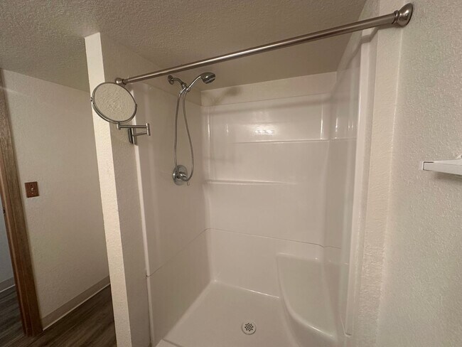 Building Photo - Three bedroom, Two bathroom home located i...
