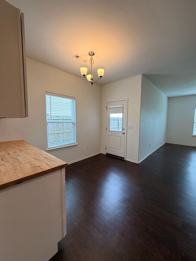 Building Photo - Beautiful 3BR/2BA House in Centerton with 2-Car Garage