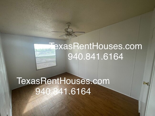 Building Photo - Country Living on 5 Acres Near Iowa Park