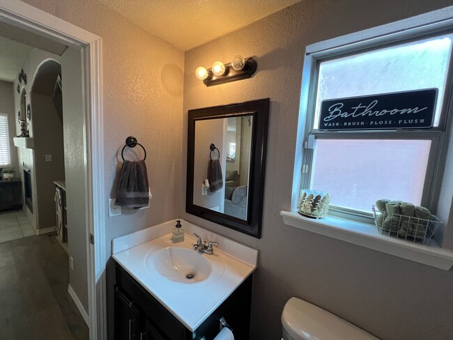 Building Photo - Charming 3-Bed, 2.5-Bath Home with Cozy Fi...