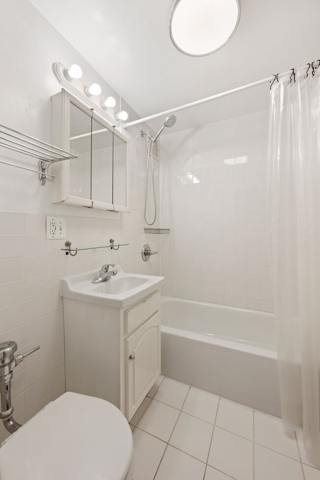 Building Photo - 312-320 W 23rd St