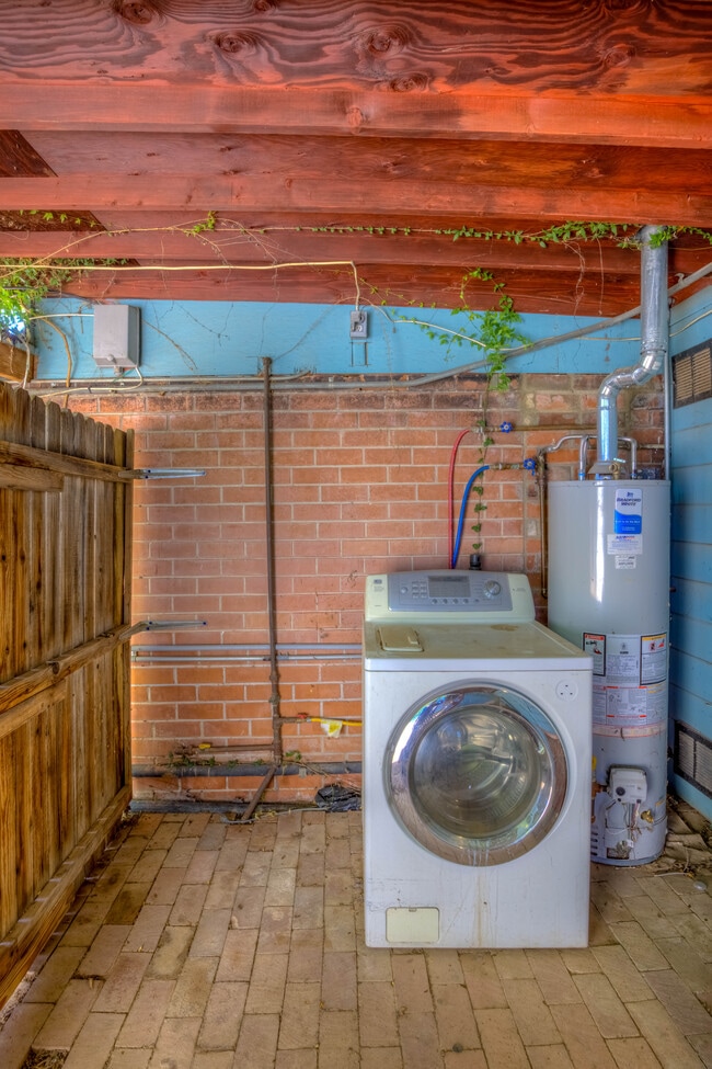 Building Photo - 2555 E Fort Lowell Rd