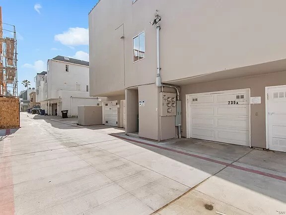 Building Photo - 735 San Fernando Pl