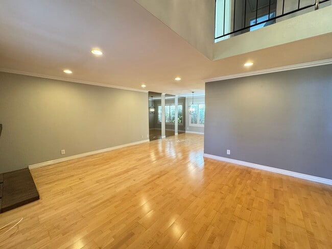 Building Photo - Charming 3Bd/2.5Ba w/Private Yard and New ...