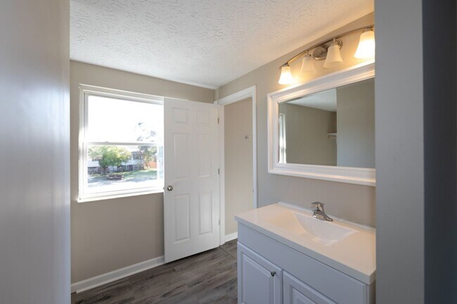 Building Photo - 4 bed 2.5 bath 2 story home with full deck located in Decatur Township