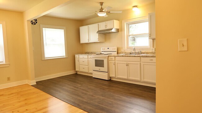 Building Photo - Newly renovated 4 bed 2 bath home