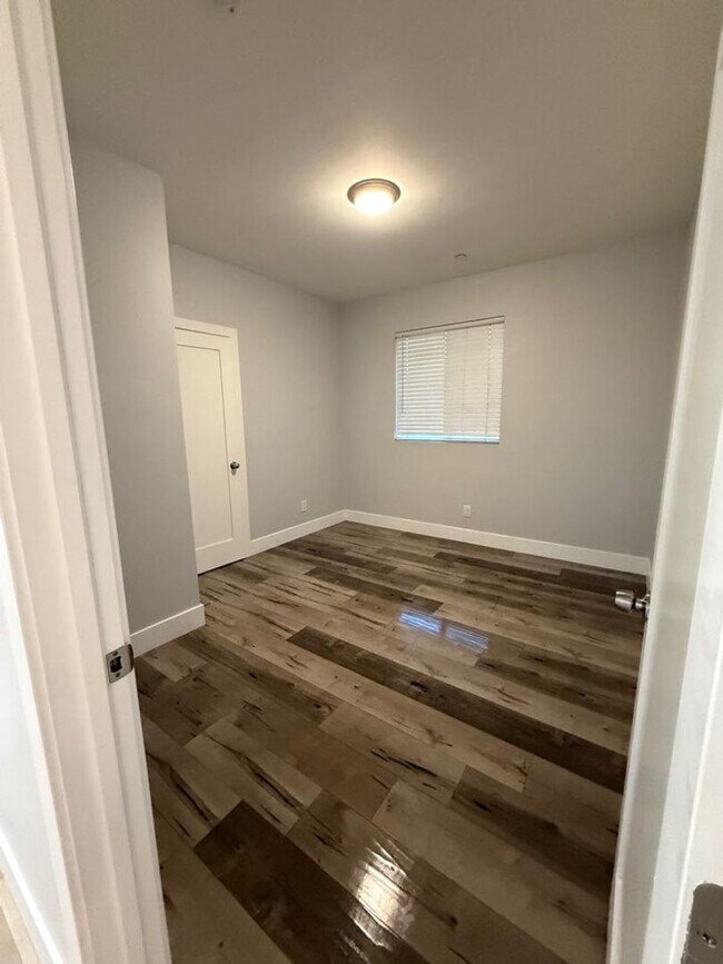 Building Photo - 85(221)