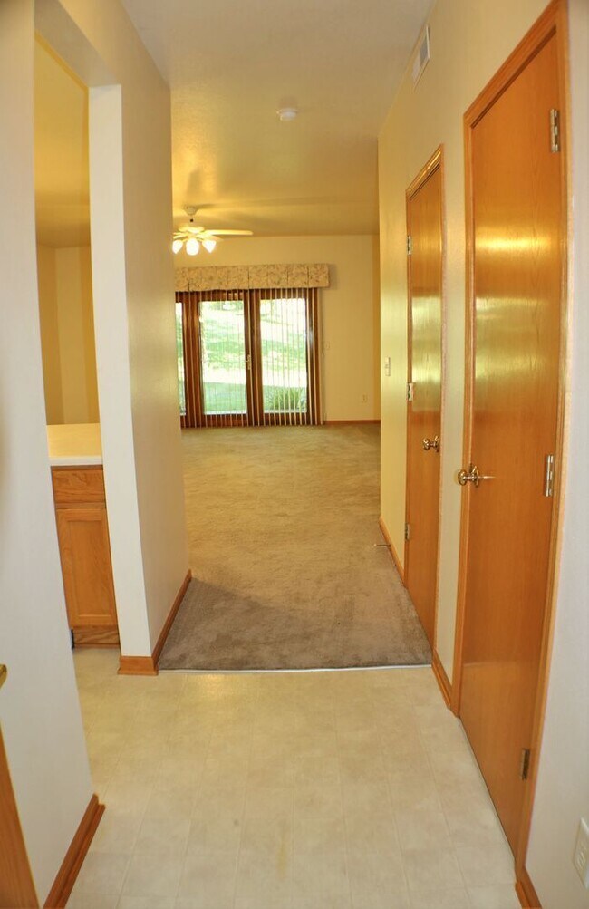 Building Photo - $1,215 | 2 Bedroom, 2 Bathroom CONDO | Des...