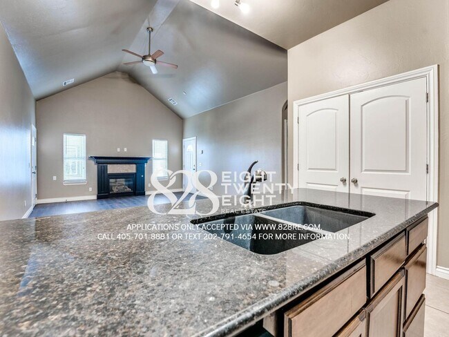 Building Photo - NEW TO THE MARKET!  Spacious 4 Bed/2 Bath Near very Close to Campus!!