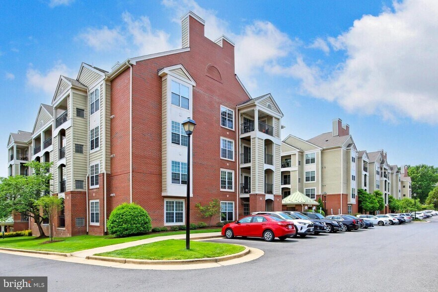 Building Photo - 1100 Quaker Hill Dr