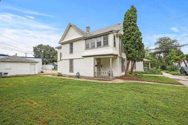 Building Photo - Cute 2BR 1 Bath Apartment Available 8/15