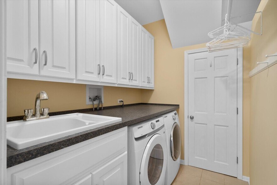 Building Photo - 4311 Camelot Cir