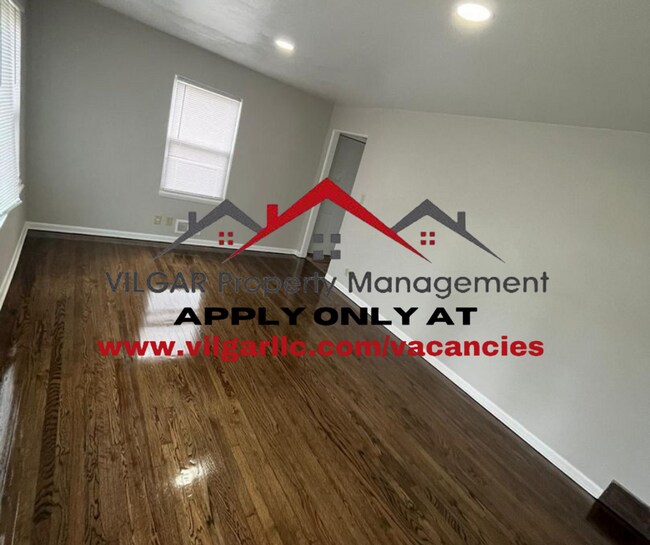 Building Photo - Gorgeous 3 spacious bedrooms, 1 attractive...