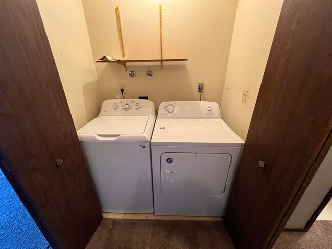 Building Photo - 2 Bed/1.5 Bath - Washer and Dryer in home!