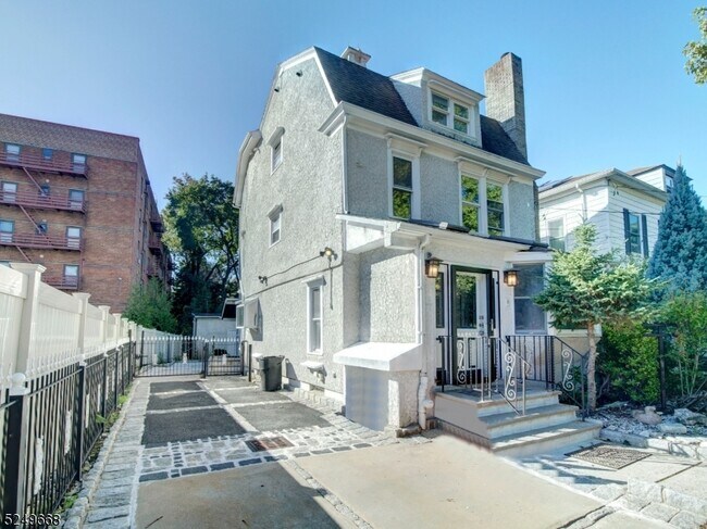 Building Photo - 176 Washington St