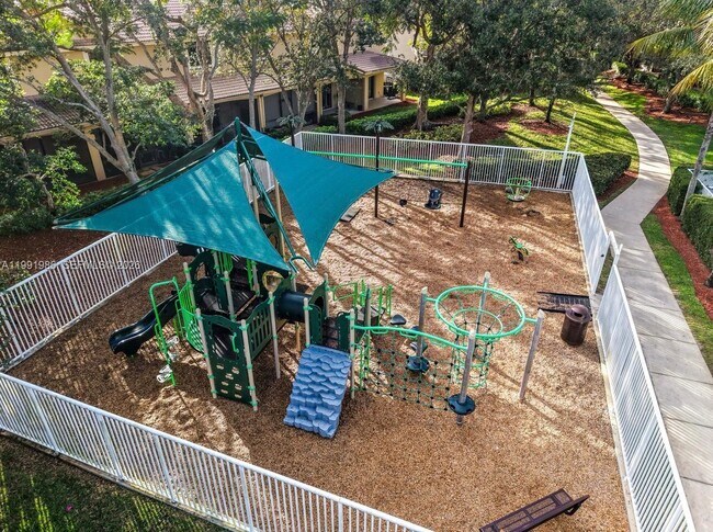 Building Photo - 3889 Tree Top Dr