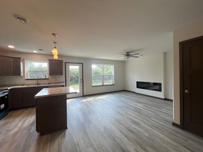 Building Photo - 1606 Eastside Cir