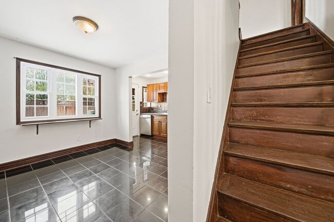 Building Photo - 2 Bedroom, 2 Bath Townhome located directly across from Franklin Park Conservatory