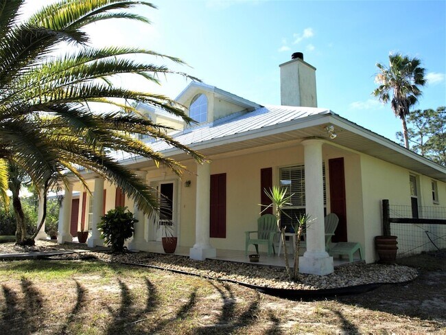 Building Photo - 4566 Serna Ave