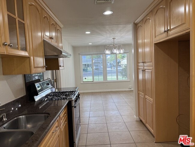 Building Photo - 20224 Kinzie St