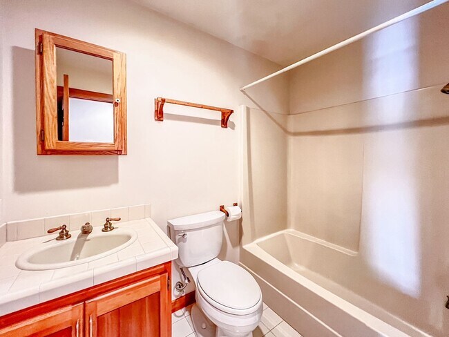 Building Photo - Charming One Bedroom Apartment