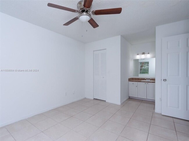 Building Photo - 1235 SW 46th Ave