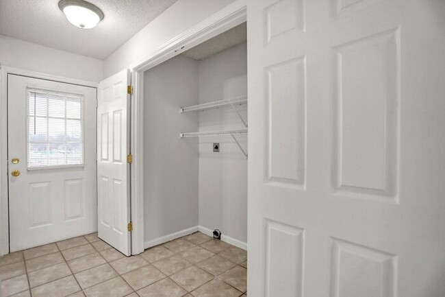 Building Photo - LEASING NOW!! Renovated 1 Bed, 1 Bath Town...