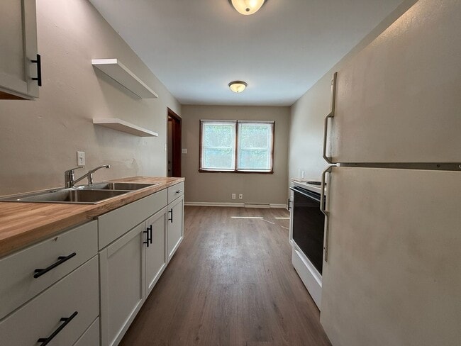 Building Photo - Centrally located 2 bed 1 bath duplex