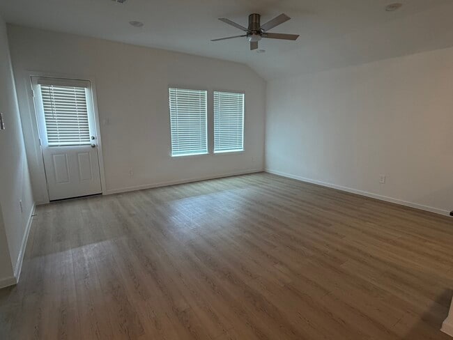 Building Photo - 523 Robin Ct