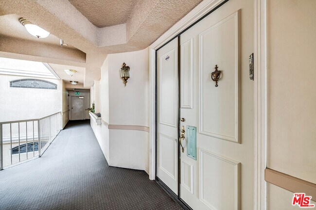 Building Photo - 120 S Palm Dr