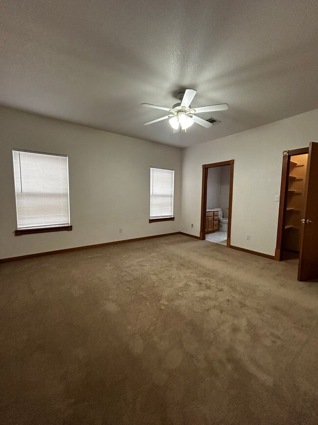 Building Photo - ** Move in Special $400.00 off First Month...