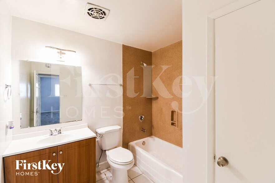 Building Photo - 940 E Loma Vista Dr