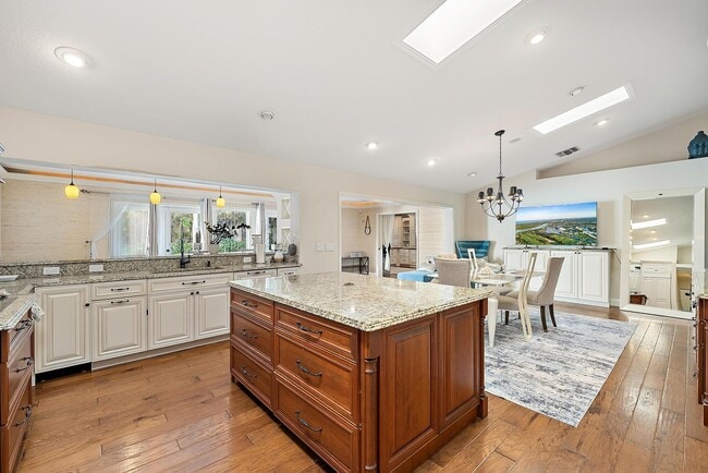 Building Photo - 542 N Cypress Dr