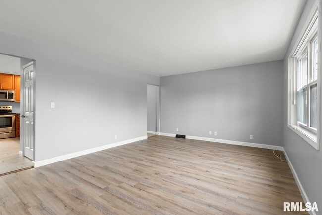 Building Photo - 2022 W Glen Ave