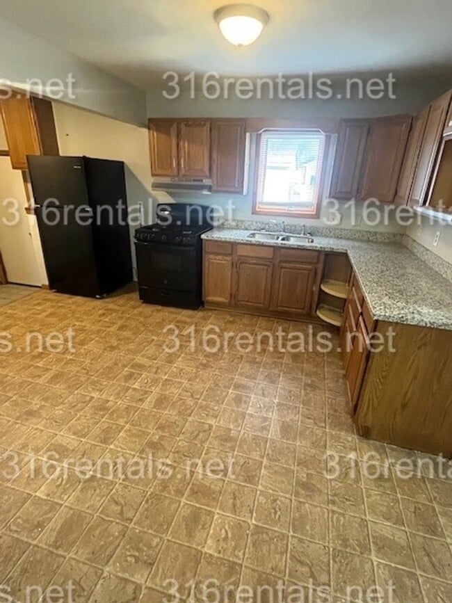 Building Photo - $1025 - 3 bedroom / 1.5 bathroom - Single ...
