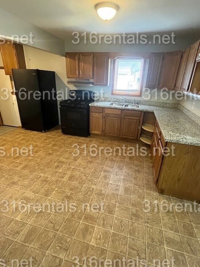 Building Photo - $999 - 3 bedroom / 1.5 bathroom - Single F...