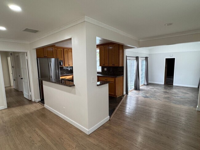 Building Photo - Beautiful 3 bedroom 2 bath Pool Home...  this one is a SHOW STOPPER